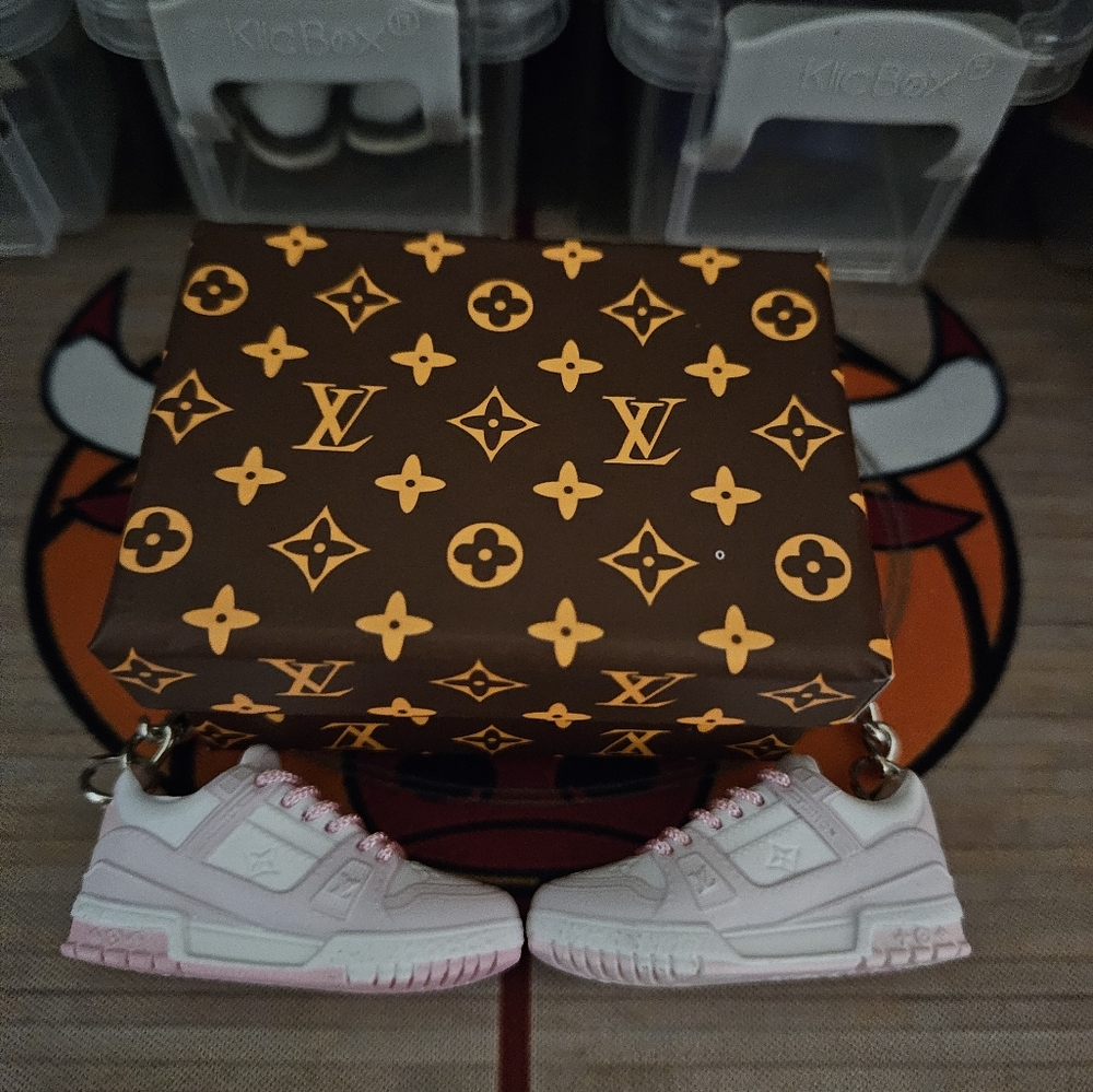 Fashion pair of mini sneakers keychain.(Pink/White). - Picture 4 of 8